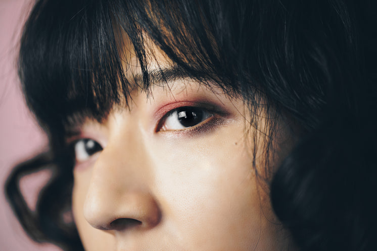 eye-makeup-close-up.jpg?width=746&format