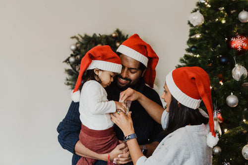 família decora árvore para o natal
