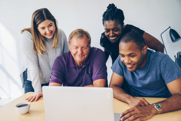 família usando computador