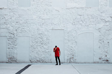 homem fashion em frente a uma parede texturizada