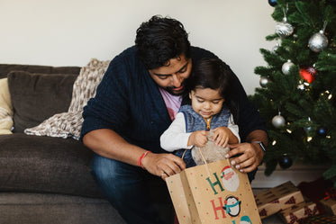 pai e filho abrem os presentes de natal