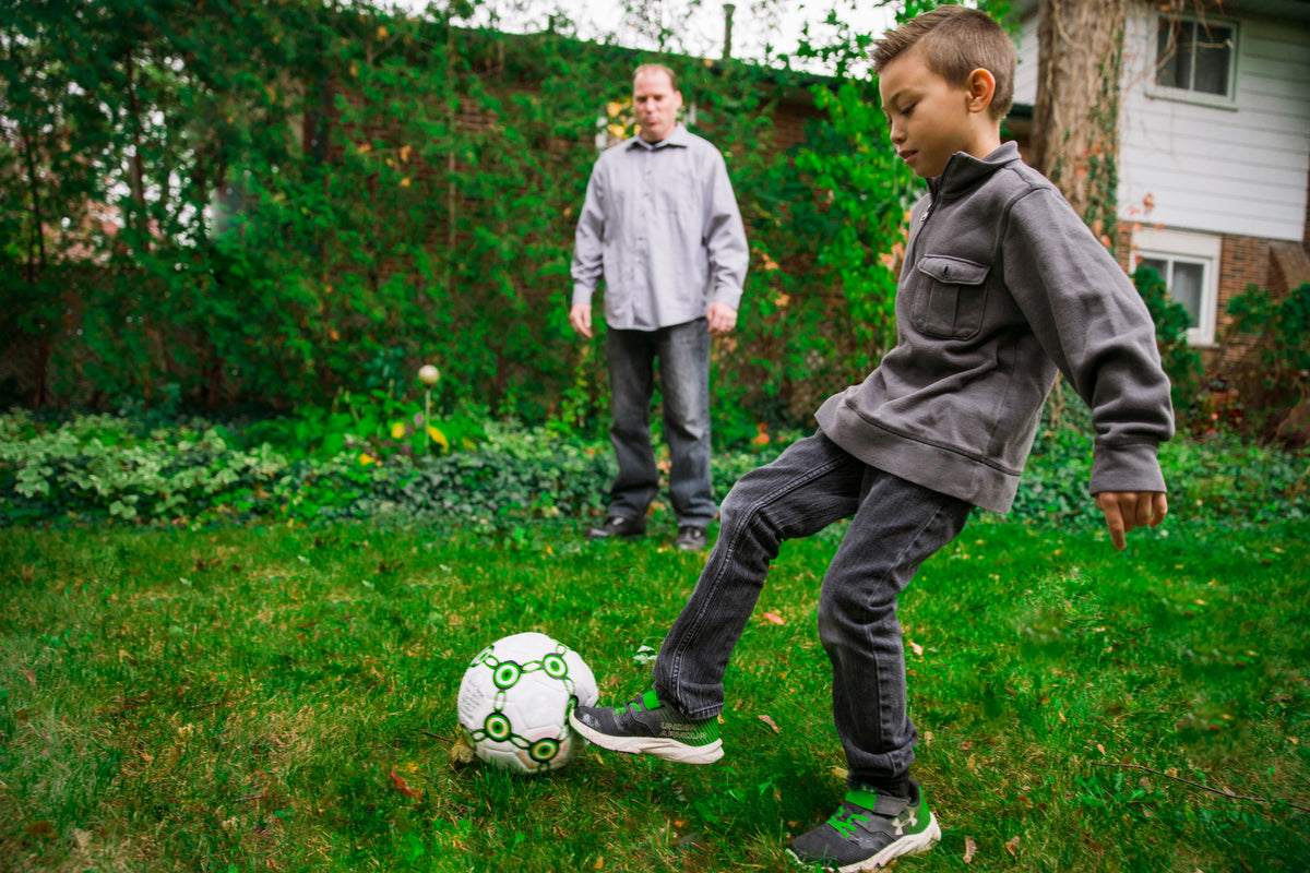 pai e filho jogando futebol