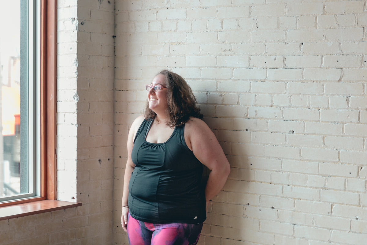 身着蓝色上衣的女性