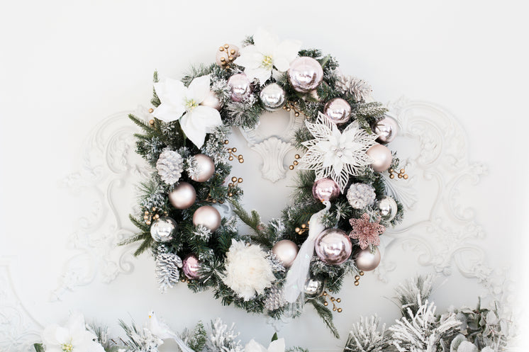 Festive Wreath In Pink And Gold