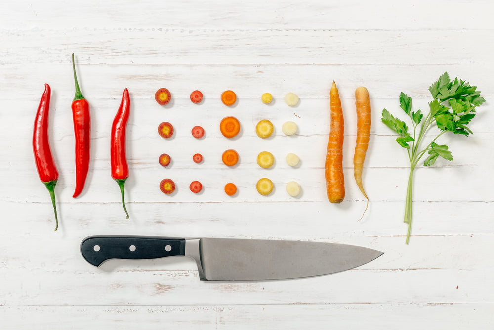 flatlay com faca e legumes