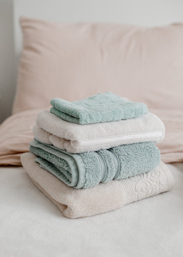 toalhas felpudas azul e rosa dobradas