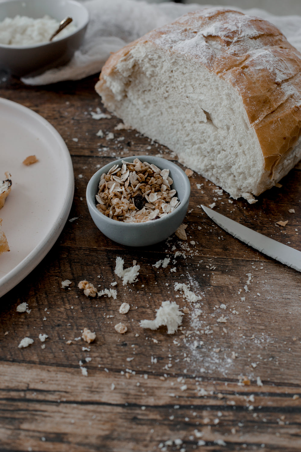 pão artesanal e aveia em mesa rústica