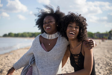 amigas rindo na praia