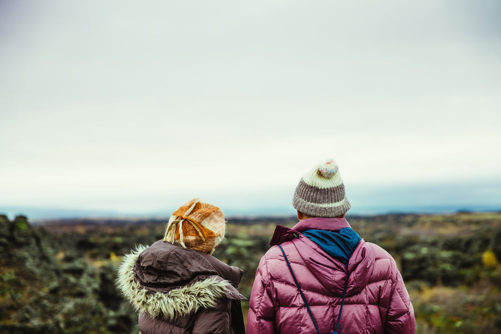 amigos caminhando no inverno