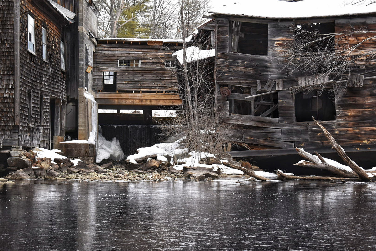 冰冻的河流下面倒塌的木制建筑