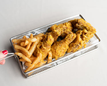 fry basket with frites and chicken