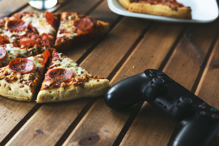 games-and-pizza.jpg?width=746&format=pjpg&exif=0&iptc=0