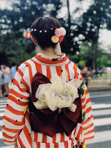 geisha crosses the road