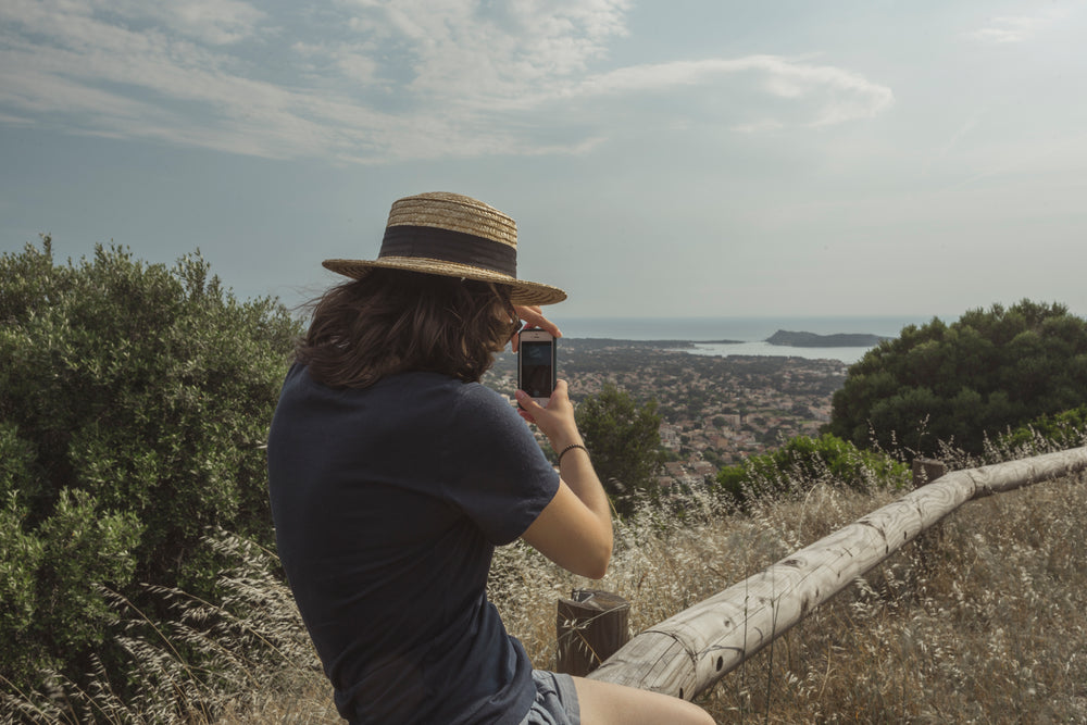 getting a shot of the scenery below on a phone