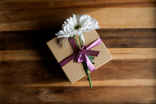 caixa de presente com uma flor