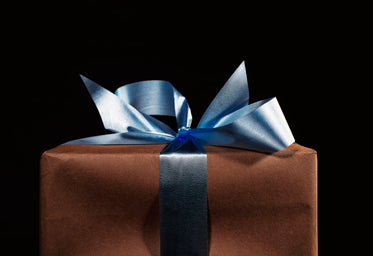 High Res Gift Wrapped With Bow Picture — Free Images