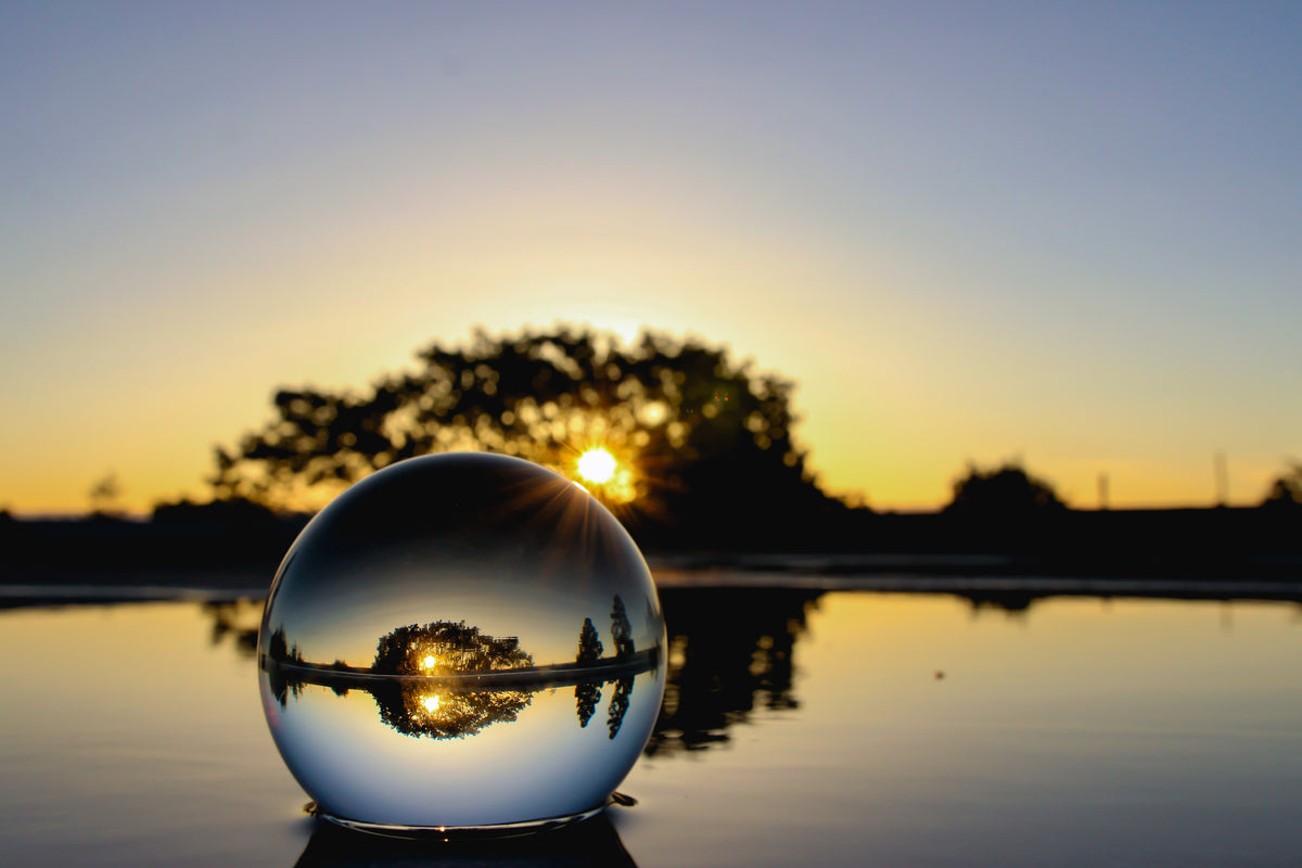 日落时水面上的玻璃球