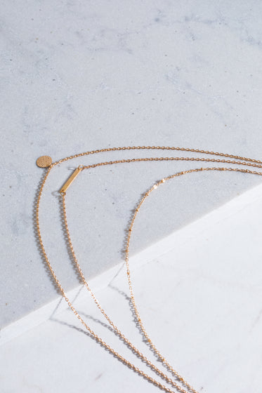 Free Gold Chain Necklace On Corner Photo — High Res Pictures