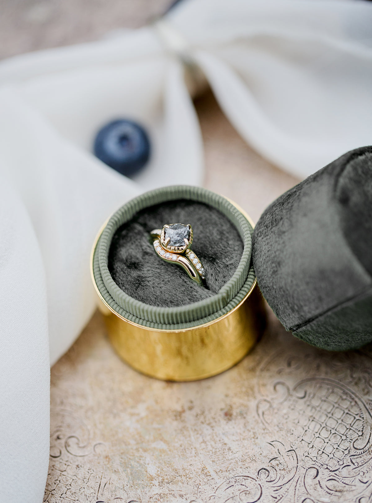 金戒指镶着白色钻石和一块大石头