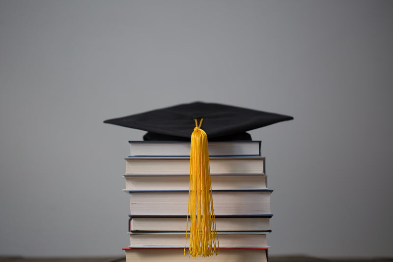 gorro de graduación en la parte superior de los libros