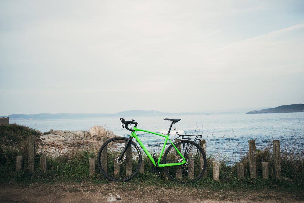 bicicleta verde perto da água