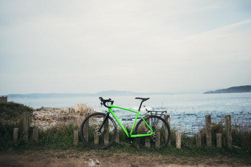 bicicleta verde perto da água