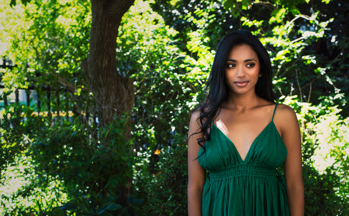 公园里的绿色夏日时尚