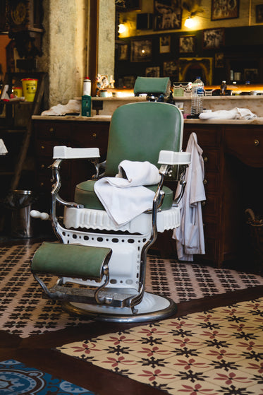 cadeira verde vintage em uma barbearia