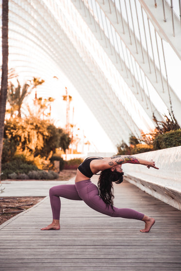 pose de yoga dentro de uma estufa