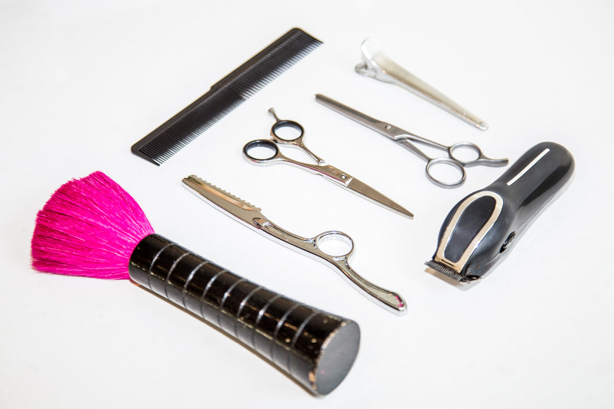objetos para corte de cabelo com detalhe em rosa