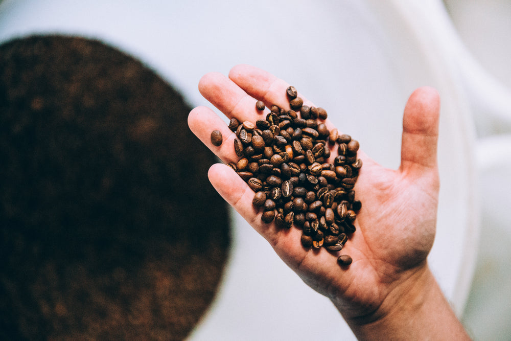 um punhado de grãos de café torrados