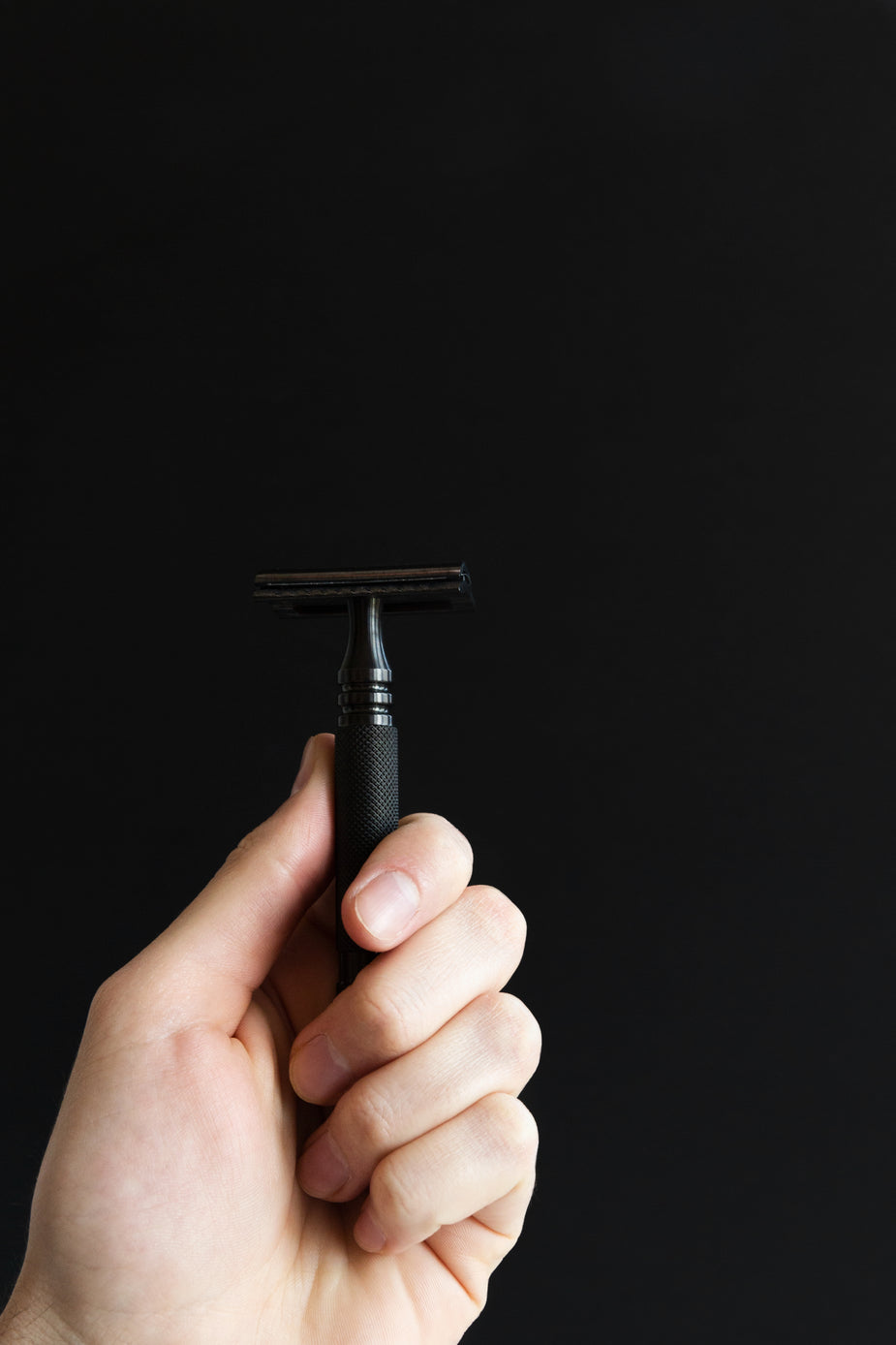 High Res Hand Holding Black Razor Picture — Free Images