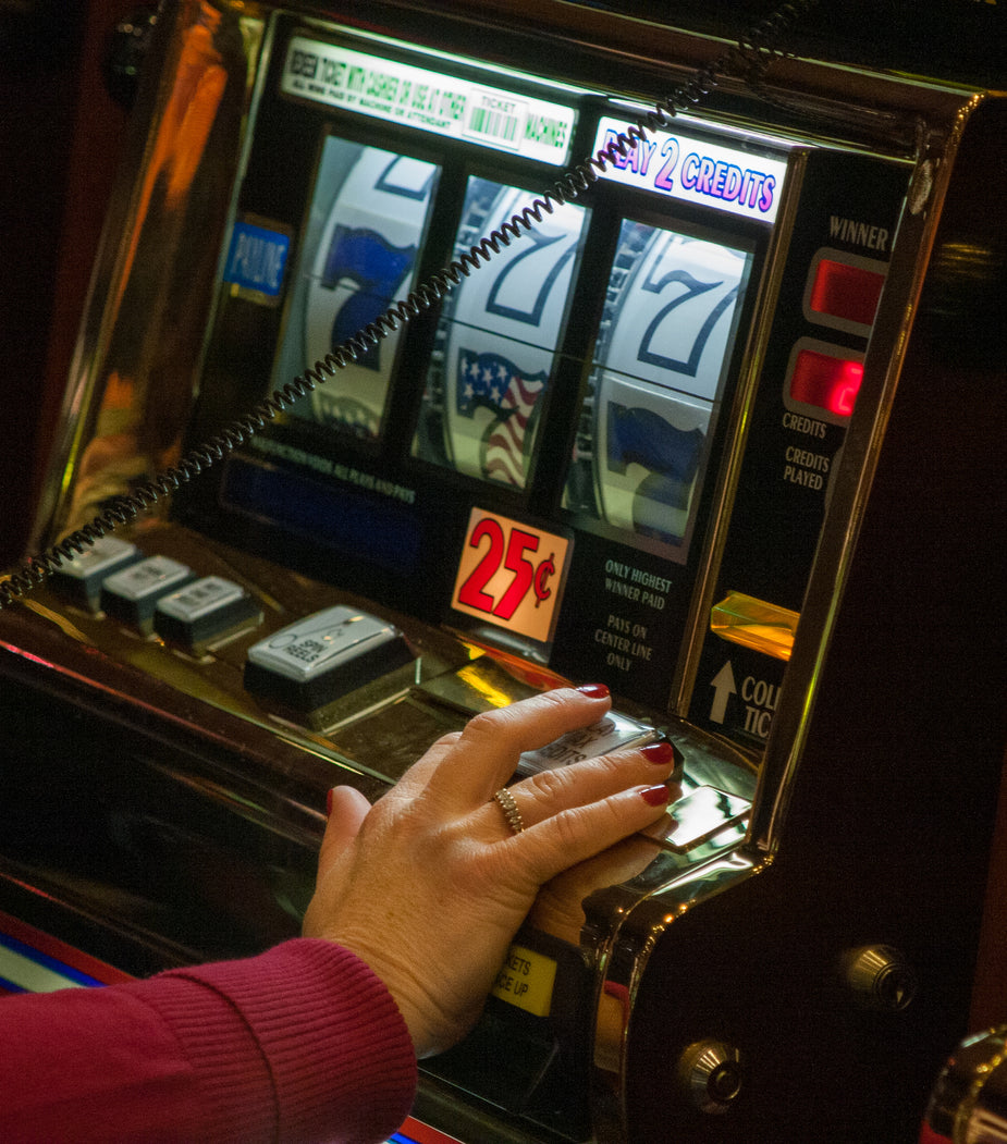 Free Hand On Slot Machine Photo — High Res Pictures