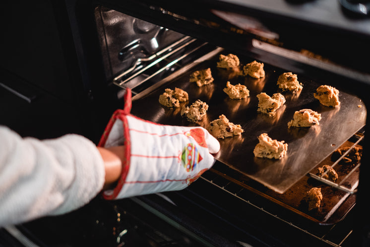 hand-with-a-oven-mit-places-cookies-into