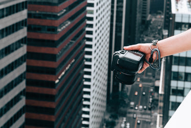 High Res Hand With Camera Over City Picture — Free Images