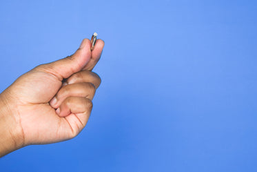 hand with ring on blue