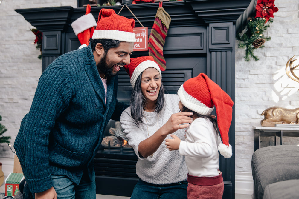 família animada com chapéus de papai noel