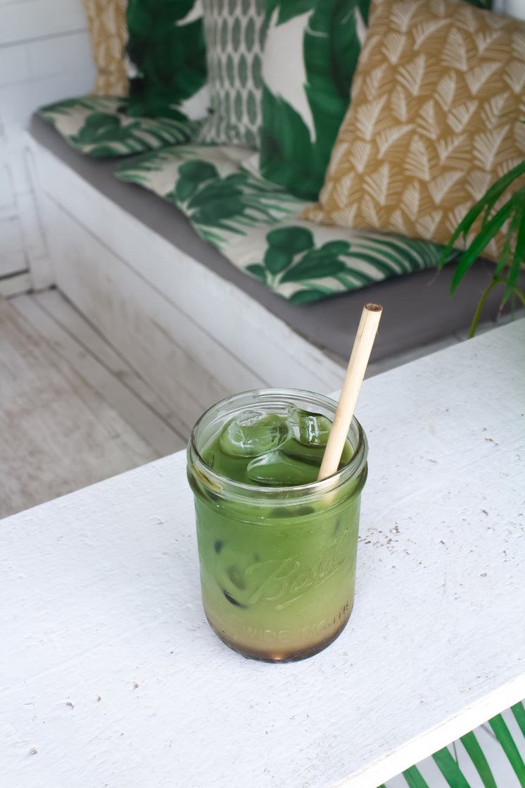 healthy-green-juice-on-ice.jpg?width=746
