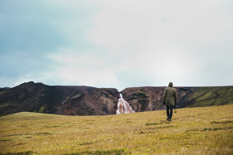 hiking-green-field-near-glacier.jpg?width=746&format=pjpg&exif=0&iptc=0