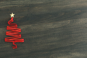 Free Holiday Ribbon Tree On Woodgrain Photo — High Res Pictures