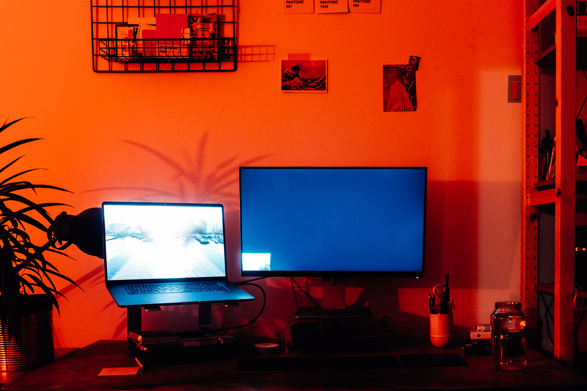 沐浴在橙色灯光中的家庭办公室