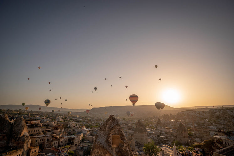 hot-air-balloons-across-horizon.jpg?width=746&format=pjpg&exif=0&iptc=0