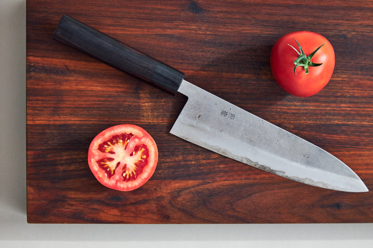 japanese-kitchen-knife-and-tomatos.jpg?width=746&format=pjpg&exif=0&iptc=0