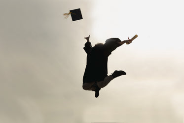 estudante graduando pula em comemoração