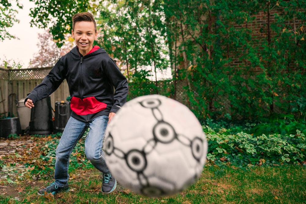 criança jogando futebol