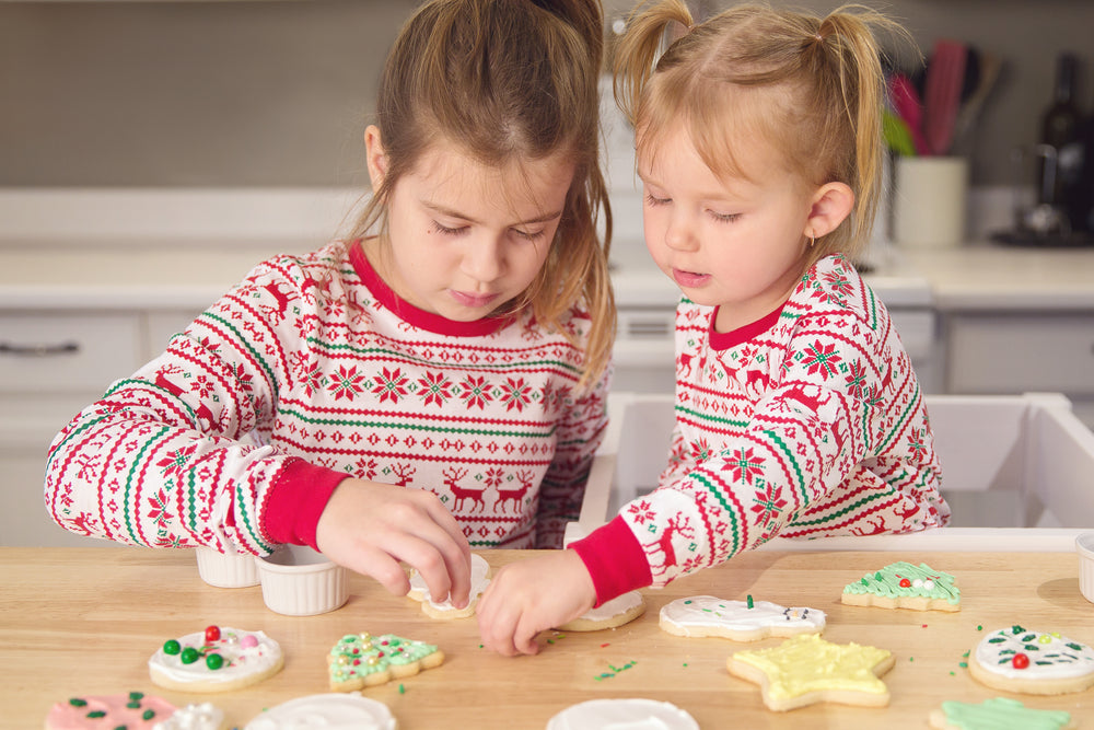 kids decorate cookies