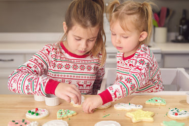 kids decorate cookies