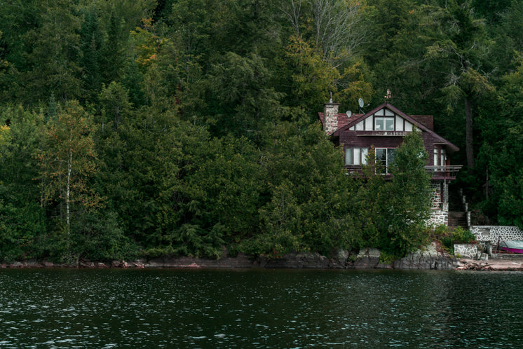 lake-side-cottage.jpg?width=746&format=p