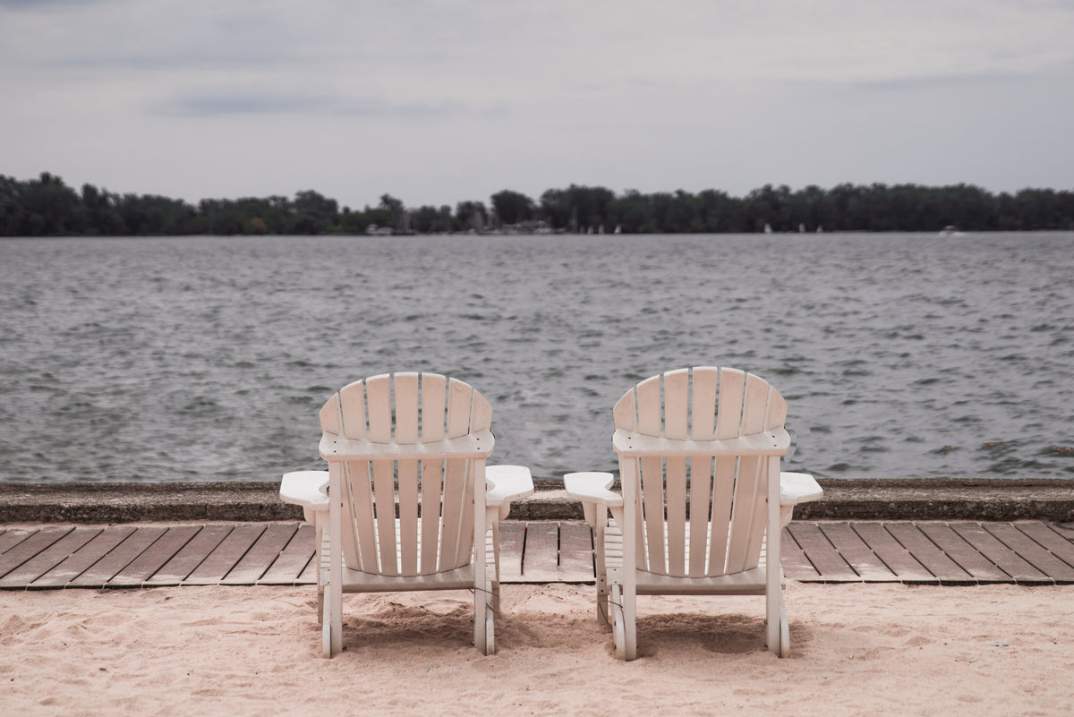 湖边沙滩椅
