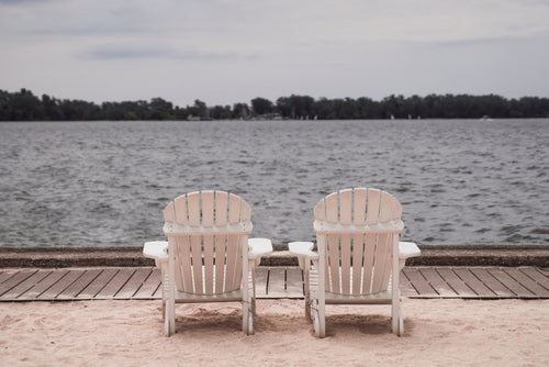 湖边的沙滩椅